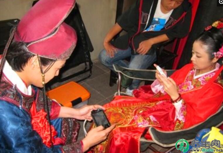 明星片场搞怪照流出，刘亦菲接地气，张译逗出天际