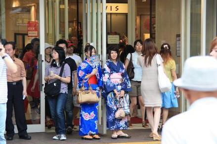 日本人口迅速萎缩，死亡率比出生率大的多！跻身二流国家不远了！